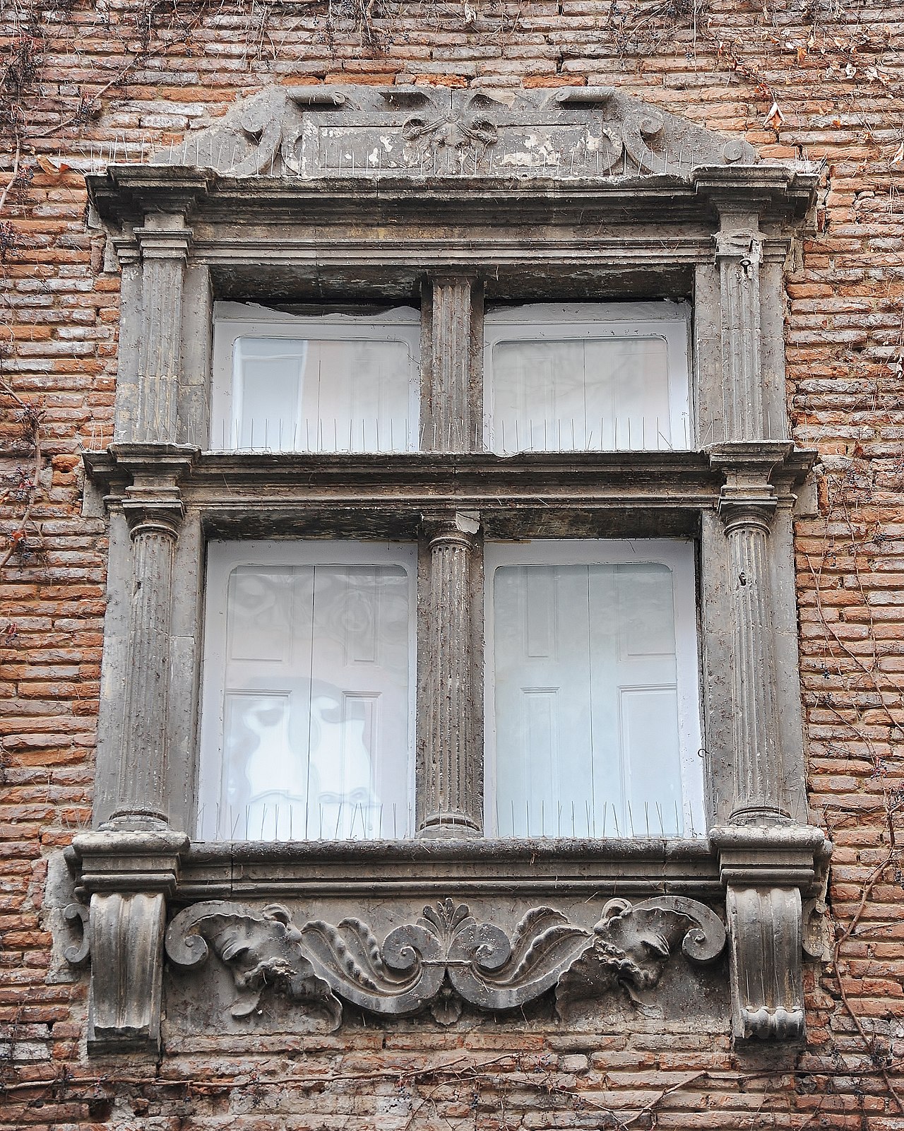 https://upload.wikimedia.org/wikipedia/commons/thumb/5/57/Fenetres-buet.jpg/1280px-Fenetres-buet.jpg