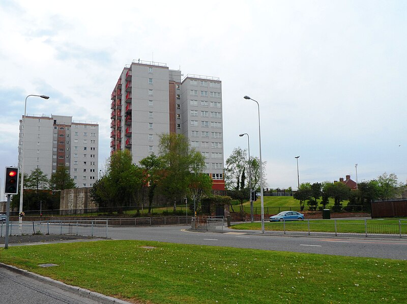File:Flats by the A57 - geograph.org.uk - 3466121.jpg