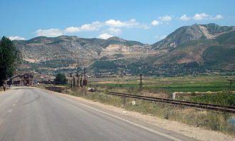 West ramp of the pass seen from Përrenjas