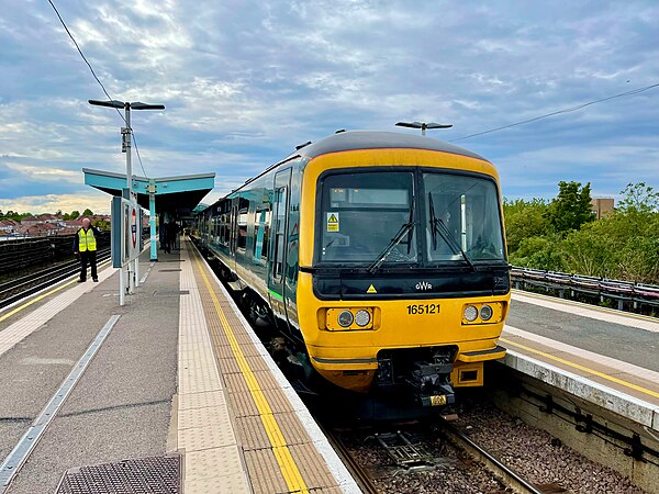 GWR Class 165 DMU no. 165121 in the bay platform at Greenford in May 2021