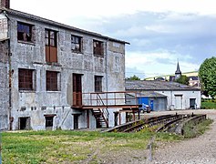 La cour de l'ancienne laiterie Maggi montre l'extrémité de l'embranchement ferroviaire qui la desservait.