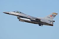 General Dynamics F-16C ‘89-0024’ (30899106143).jpg