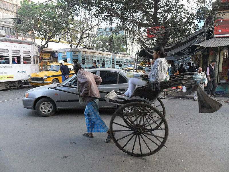 File:Getting around in Kolkata.JPG