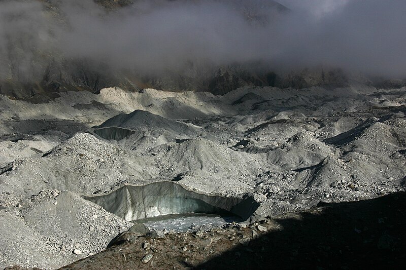 File:Gokyo surroundings-06-Ngozumpa-Gletscher-2007-gje.jpg