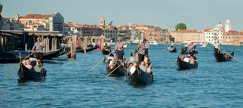 File:Gondola convoy, Grand Canal, Venice.jpg