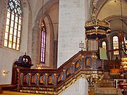 Kanzel mit Treppe; romanische und gotische Fenster