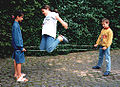 Gummitwist, Spiel von Kindern in Krefeld Bild 2
