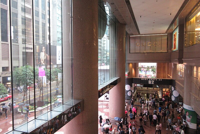 File:HK CWB 銅鑼灣 Causeway Bay 時代廣場 Times Square mall escalators Russell Street Gucci sign Nov 2017 IX1 01.jpg