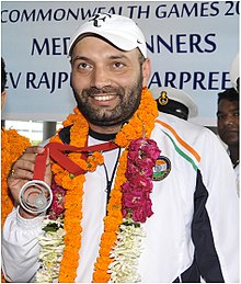 Harpreet Singh se svou medailí CWG v roce 2014.jpg