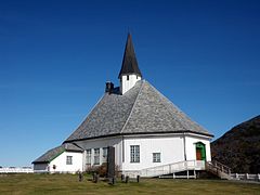 Foto einer weißen Holzkirche