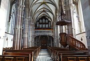 Vue intérieure de la nef vers la tribune d'orgue.