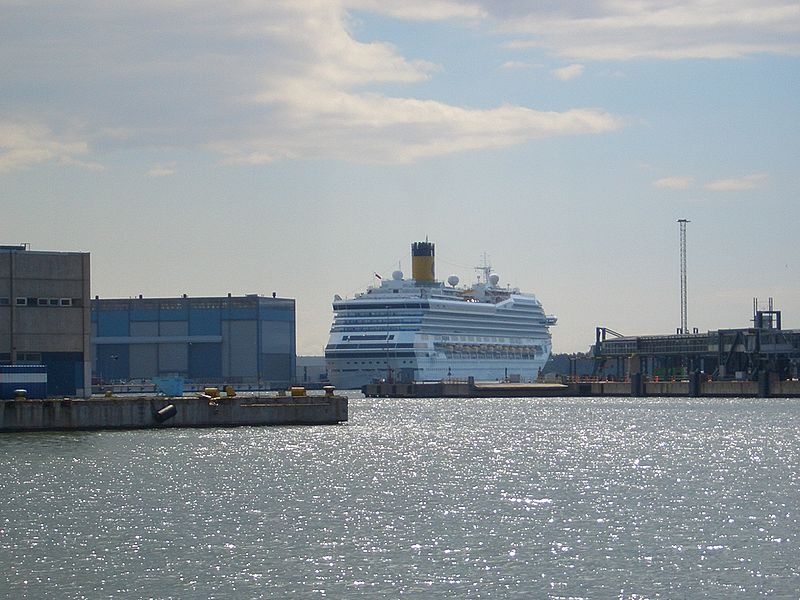 File:Helsinki-cruise-liner-1854.JPG