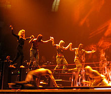 Photographie de Madonna et ses danseurs pendant le MDNA Tour.