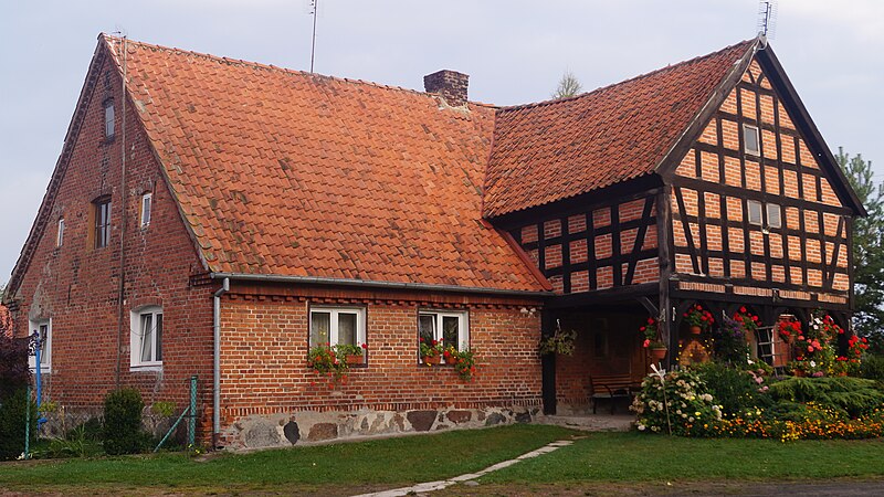 File:Huta Żuławska, dom podcieniowy 29, fota 7.JPG