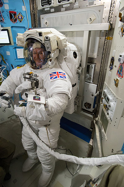 Файл:ISS-46 Timothy Peake during spacesuit fit check in the Quest airlock (1).jpg