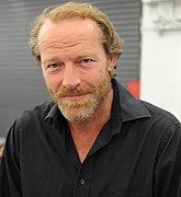 Iain Glen kòm Jorah Mormont.