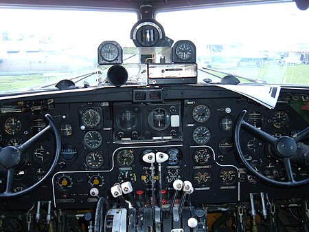 Tập_tin:Ilyushin_Il-14_cockpit_console.JPG