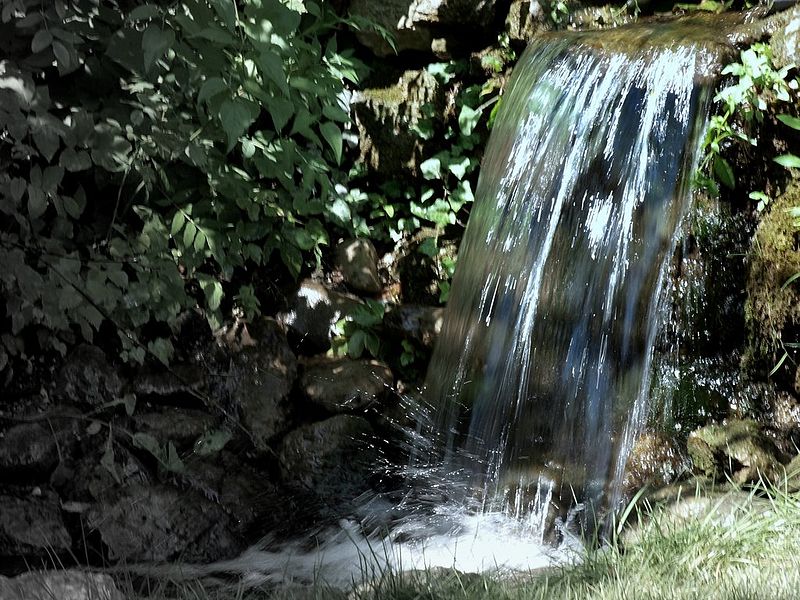 File:Im Rosarium Waterfall Baden bei Wien.jpg