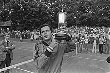 Balazs Taroczy, record winner with six singles titles Internationale Tenniskampioenschap Melkhuisje (finale), Taroczy met de beker, Bestanddeelnr 928-6970.jpg