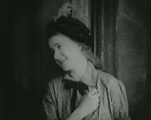 Intolerance, 1916, la ragazza (Mae Walsh) har ricevuto la promessa di matrimonio.jpg