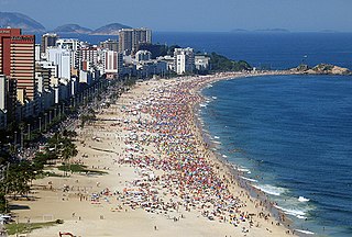 Praia de Ipanema com o Arpoador ao fundo.