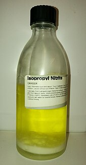 Eine halb gefüllte Flasche mit gelben, transparentem Inhalt und weißlichem Bodensatz