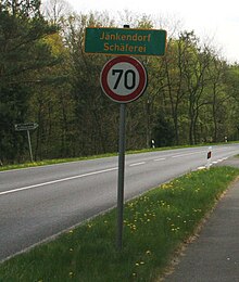 Ortslagenschild, links die S122 Richtung Jänkendorf. Abweichend wird „Jänkendorf Schäferei“ als Ortsname angegeben