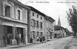 Jarcieu, la place côté de la poste, en 1908, p 109 de L'Isère les 533 communes - cliché C D Blanchard, éditeur à Vienne.jpg