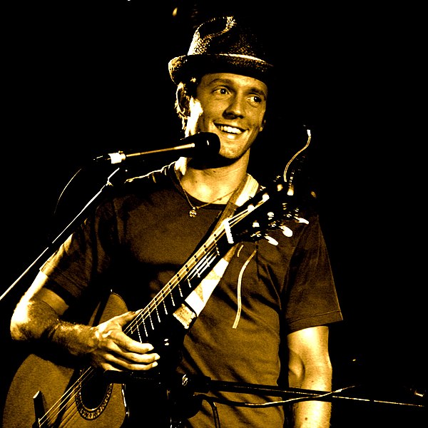 Mraz performing in Melbourne on tour in 2008
