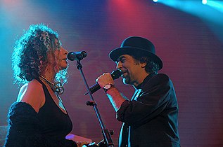 Joaquín Sabina junto a Olga Román durante un concierto, 2006