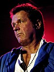 John Wetton hraje na basu živě (oříznuto) .jpg