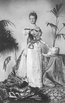 Kaiserin Augusta Victoria of Prussia in court gown.png