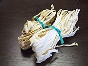 Lagenaria siceraria 'Yūgao' (Yûgao, 夕顔) nombre con el que se conoce al cultivar de la especie que se consume en Japón inmaduro, que comúnmente se comercializa en forma de kampyo o kanpyō (cortado en tiras y secado como en la foto) en especial para preparación de makizushi (sushi enrollado). Este cultivar se consigue en las semillerías como L. siceraria 'Kampyo' o L. siceraria 'Yûgao'.[cita 75]​