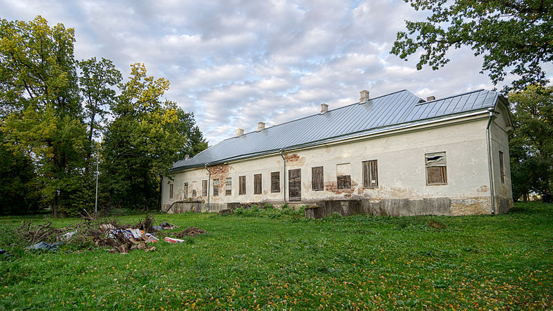 File:Kiikla mõisa peahoone tagant.jpg