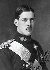 Fotografía en blanco y negro de un hombre con bigote en uniforme completo