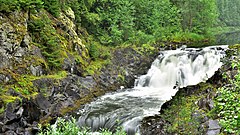 Островами и водопадом кивач