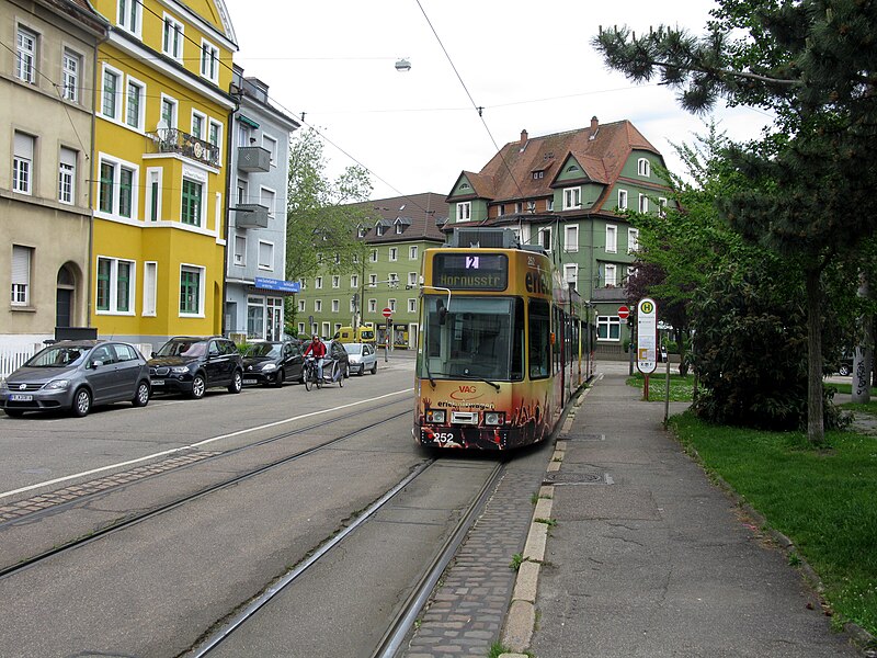 File:Komturplatz in Freiburg mit Straßenbahnhaltestelle und GT8Z Fahrzeug der Linie 2 der VAG.jpg