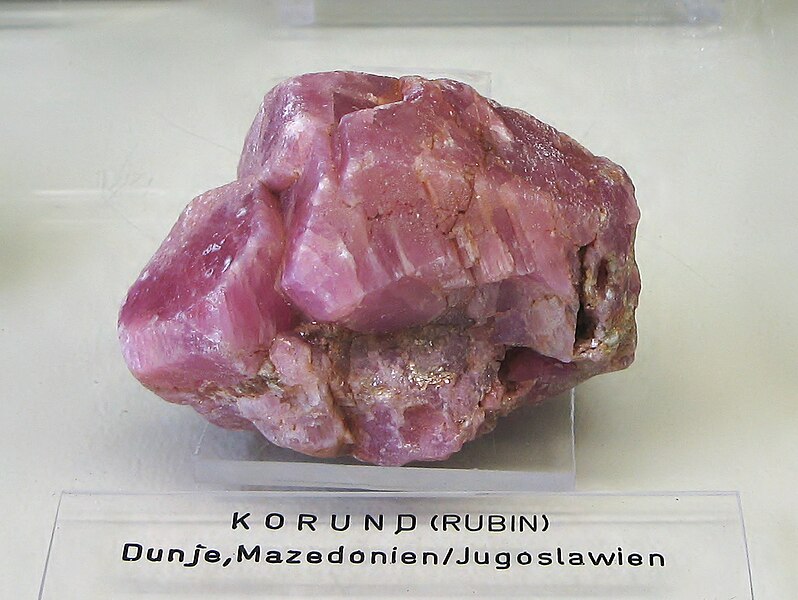 File:Korund, Varietät Rubin - Dunje, Mazedonien, Jugoslawien.jpg