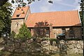 Kirche, mit Friedhof, Mauer, Portal und dem Kopfsteinpflaster der umlaufenden Straße