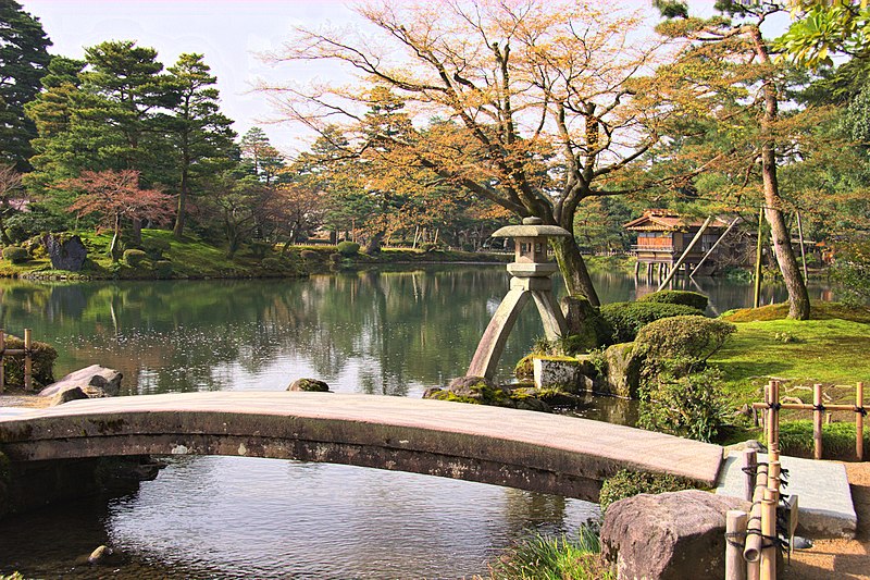 File:Kotojitoro (lantern) in http-en.wikipedia.org-wiki-Kenroku-en, Kanazawa, Japan (2622404092).jpg