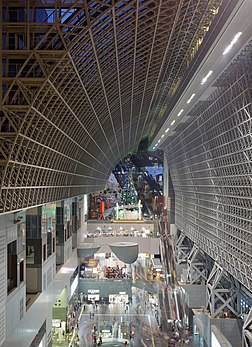 Vista interior da estação ferroviária e centro de transportes de Quioto, um dos maiores do Japão. Arquitetonicamente, exibe muitas características do futurismo, com uma fachada cúbica ligeiramente irregular de vidro sobre uma estrutura de aço. O edifício atual foi projetado pelo arquiteto Hiroshi Hara e inaugurado em 1997 (definição 3 752 × 5 160)