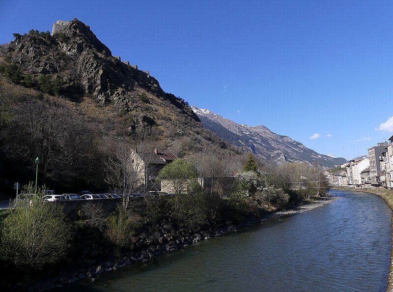 File:L'Arc à Modane-Gare et Replaton en soirée (avril 2022).JPG