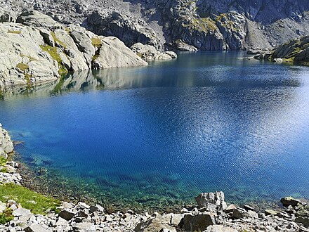 Due to its glacial origin, the water of Lake Cornu enjoys a crystalline color L'eau transparente du Lac Cornu.jpg