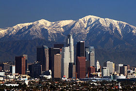 Die stadshorison van Los Angeles teen die agtergrond van die San Gabriel Mountains