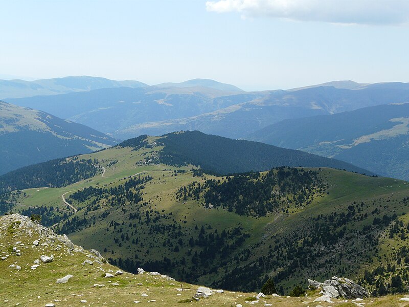 File:La serra de la Balmeta des de prop del Costabona P1290400.jpg