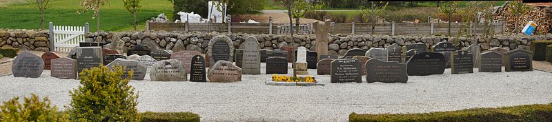 File:Lapidarium på dallerup kirkegård.jpg