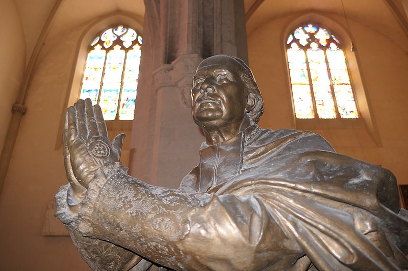 File:Laval - cathédrale de la Sainte-Trinité, intérieur 18.jpg