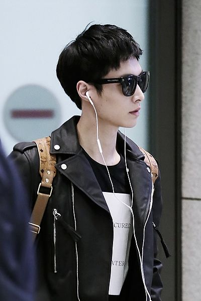 Ficheiro:Lay Zhang at Incheon Airport in April 2015 02.jpg