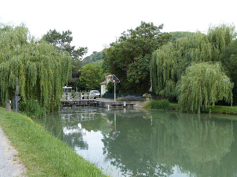 File:Le canal à l'écluse du Noble.jpg