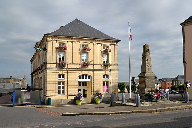 File:Le monument aux morts et la mairie de Caumont-l'Éventé.jpg